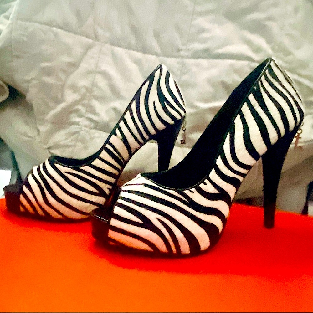 BRAND NEW, Never Worn! Penthouse by Ellie open-toe pumps/Zebra, size 9